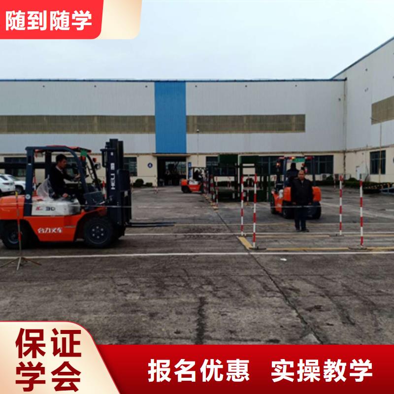 周边的挖铙机学校|初中毕业学什么技术好
