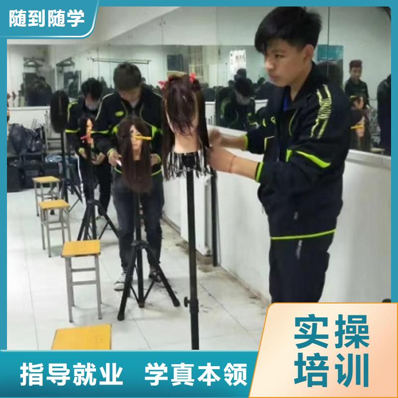 【美发培训学校哪个学校能学开挖掘机铲车叉车随到随学】